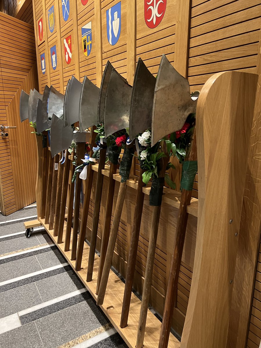 DaniPochetti's tweet photo. #hellebarde for #peace bald habe ich alle Klischees abgehakt 😎🇨🇭 #6ilüüte #züri #zunft #swisstraditions @The3Swamp @HalibutAngry @Fabana84 @karl_rieder https://t.co/PUkWUX7pZ7