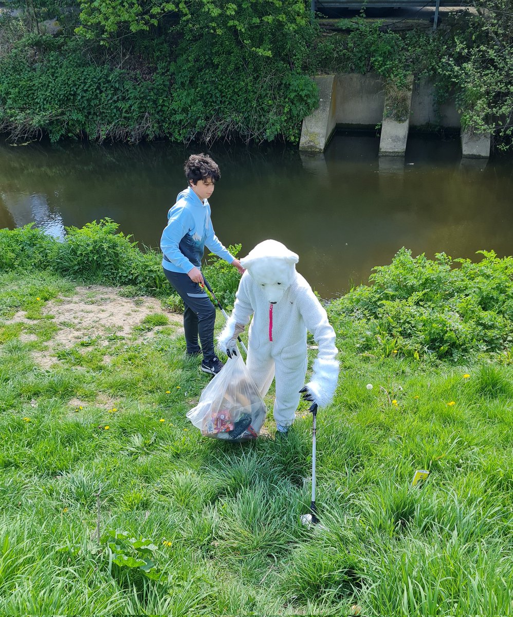 Did anyone spot a litter-picking polar bear rather a long way from home yesterday? #BeMoreBear