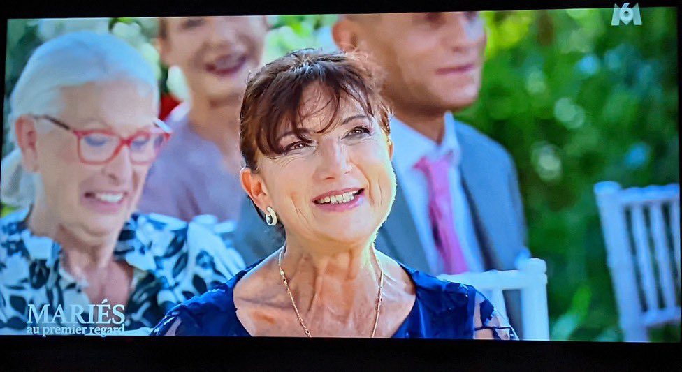 Rien que avec ce sourire, cette dame aurait fait un meilleur score que Pécresse, Hidalgo et même Poutou réuni #MAPR #MariesAuPremierRegard #electionpresidentielle2022