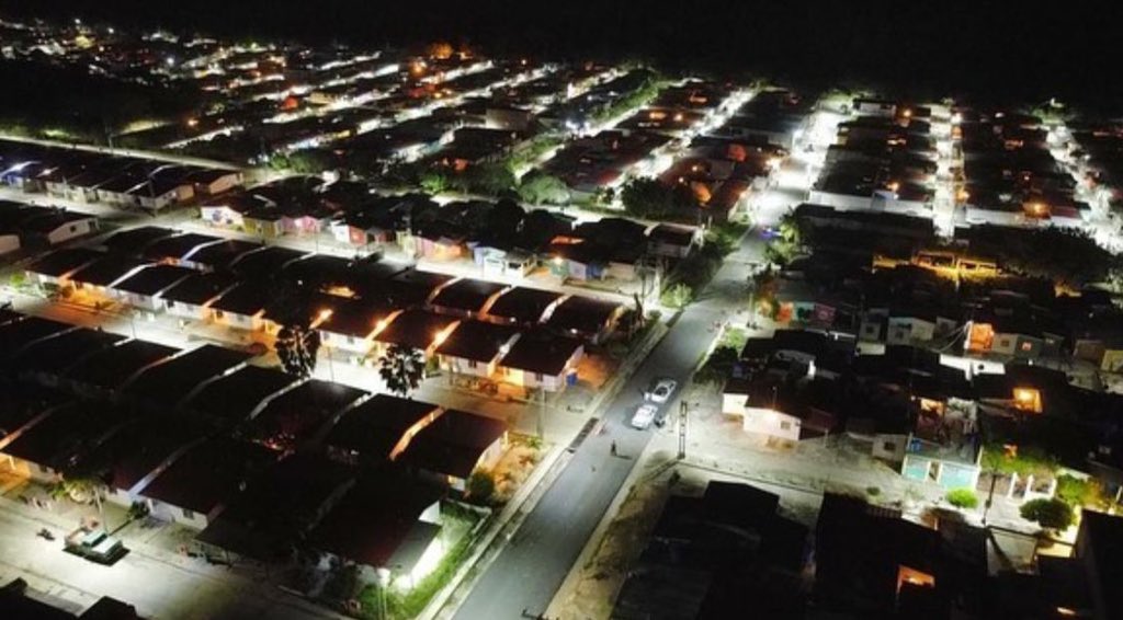 rafaellacava10's tweet photo. Así se ve a esta hora la urbanización de Los Lanceros y la de Petrocasa de la misma zona. Ni cuando la construyeron estaba tan iluminada jejeje. Aquí nadie se rinde. Q viva Carabobo 🦇🦇🦇 https://t.co/0jgoW77MxM