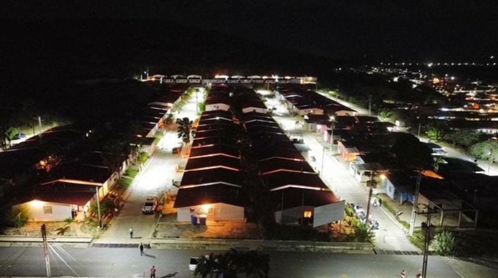 rafaellacava10's tweet photo. Así se ve a esta hora la urbanización de Los Lanceros y la de Petrocasa de la misma zona. Ni cuando la construyeron estaba tan iluminada jejeje. Aquí nadie se rinde. Q viva Carabobo 🦇🦇🦇 https://t.co/0jgoW77MxM