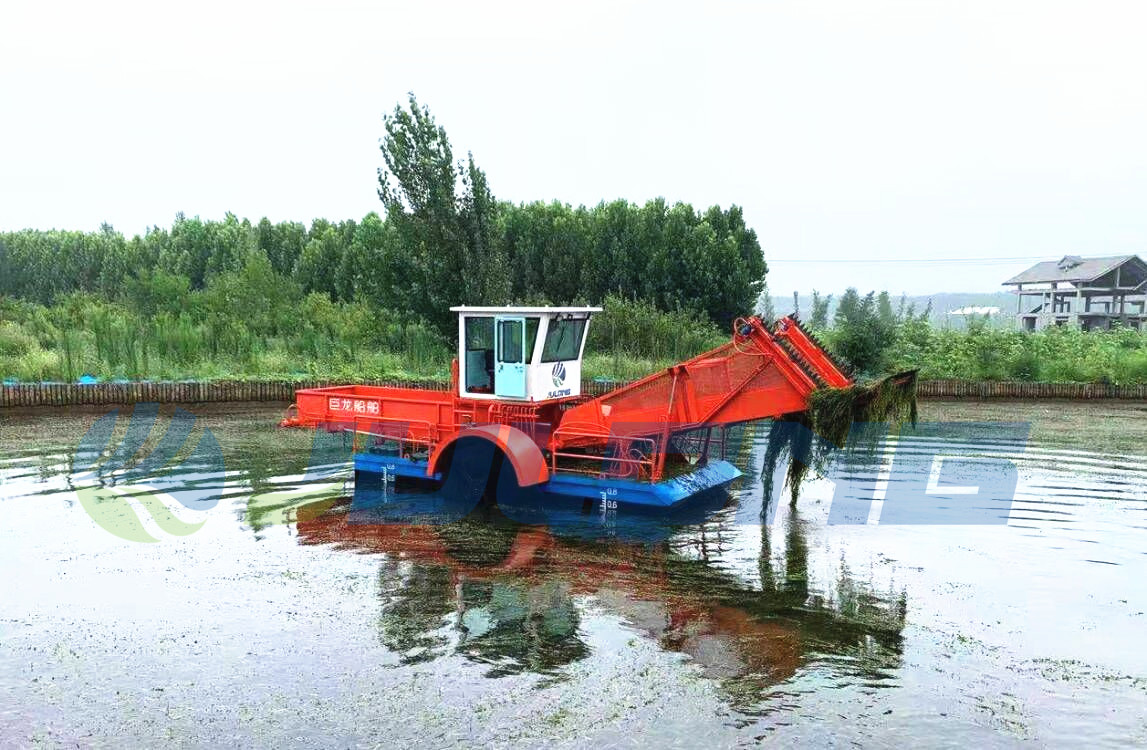 Our regular customers bought the full hydraulic automatic aquatic weed harvester again, which can make the river clean. It only needs one person to operate, which improves the efficiency and saves manpower.If you will need this machine,pls feel free to contact me .