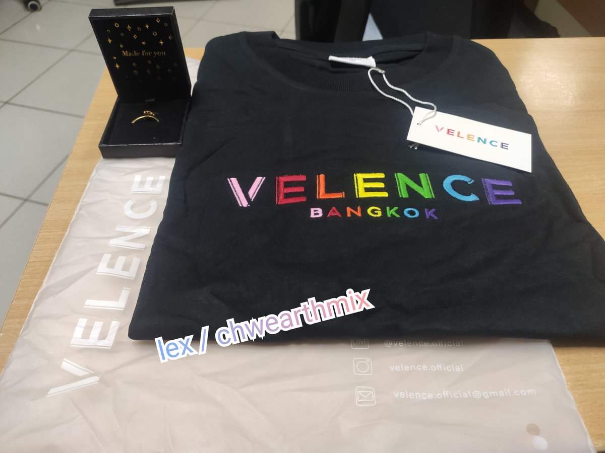 hansolohm's tweet image. [WTS/LFB]
- Velence Live In Color shirt (Black, Large size) - Php 1700 + lsf
Onhand, with free TBK Daisy Fidget Ring (Size 11)

- Bad Buddy Illumination Postcard Set - Php 500 (lsf to follow)
STBO. Extra copy (pic below is my personal copy)

tags: ohmnanon brightwin gmmtv bl