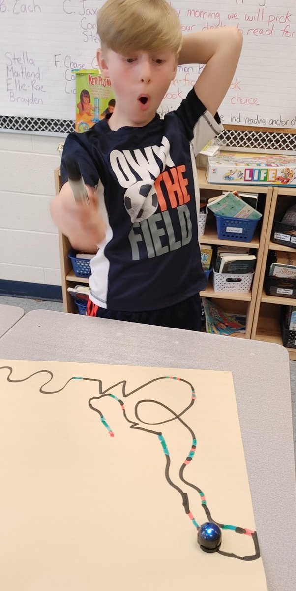SandraCaptein's tweet photo. Loved watching my Grade 3s experiment with different colour combinations to make the ozobots move in a variety of ways! @JulieRuberto @MclayJulie @RoyalRoadsPS @dwright142 @DirFisherTVDSB https://t.co/jtpTT7Yr6x