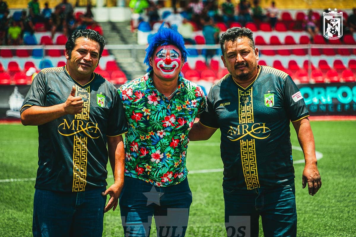 CentralQNoticia's tweet photo. ❤️👏Realizan homenaje a #PiperoMan (Javier Lapa) y Leonel Sosa en el medio tiempo del partido de #Chapulineros en el estadio Independiente de #Tlacochahuaya, #Oaxaca
Fueron ovacionados por toda la audiencia debido a este acto heroico al sofocar un incendio en el Centro Histórico https://t.co/KzDR2Y5SqJ