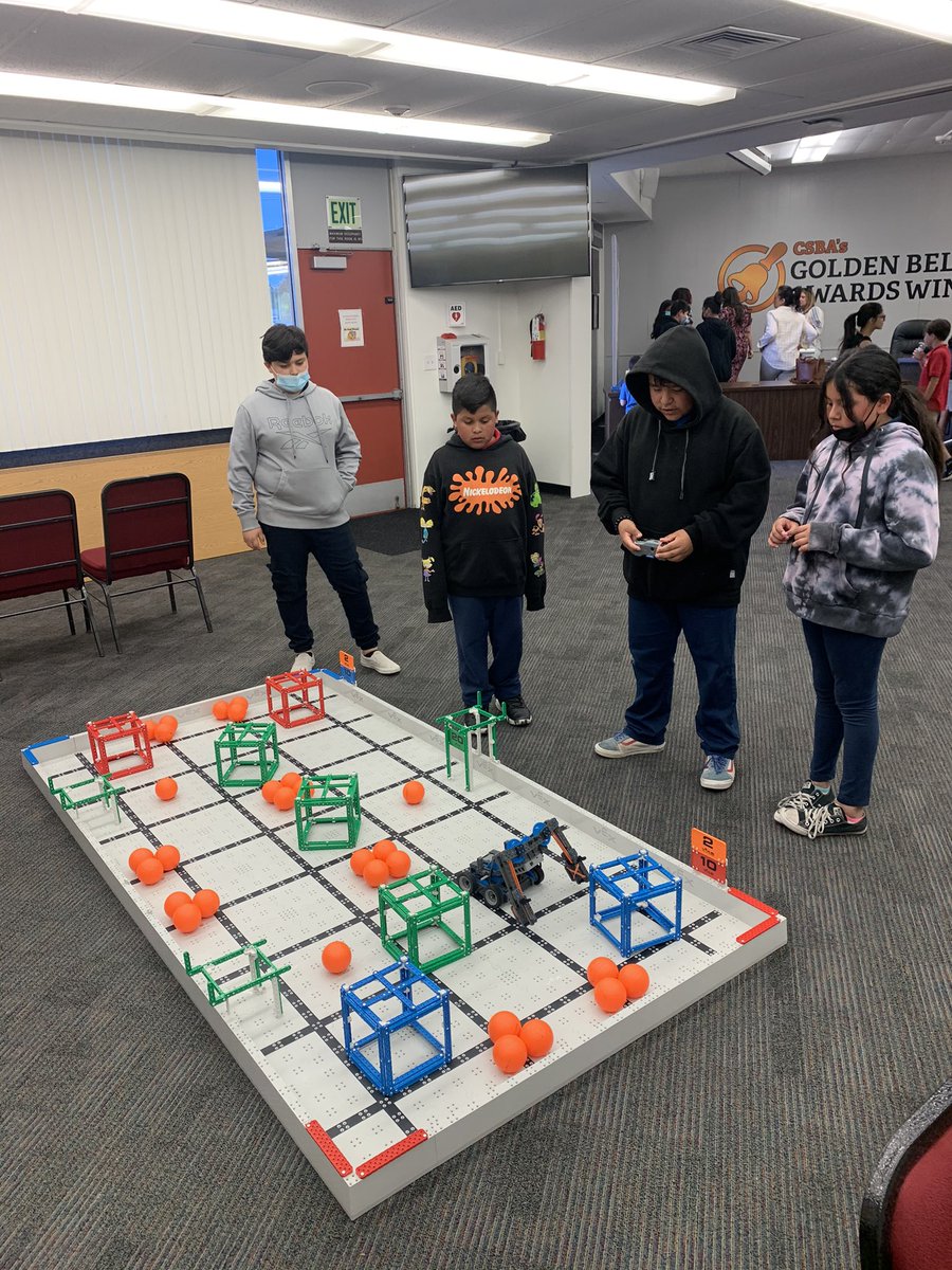 handyelementary's tweet photo. Handy Robotics Team met many challenges at today’s scrimmage. Well done engineers and Coach Iinuma!👏🏻🤖 #OUSDEDGE https://t.co/8C2ufdwpPh