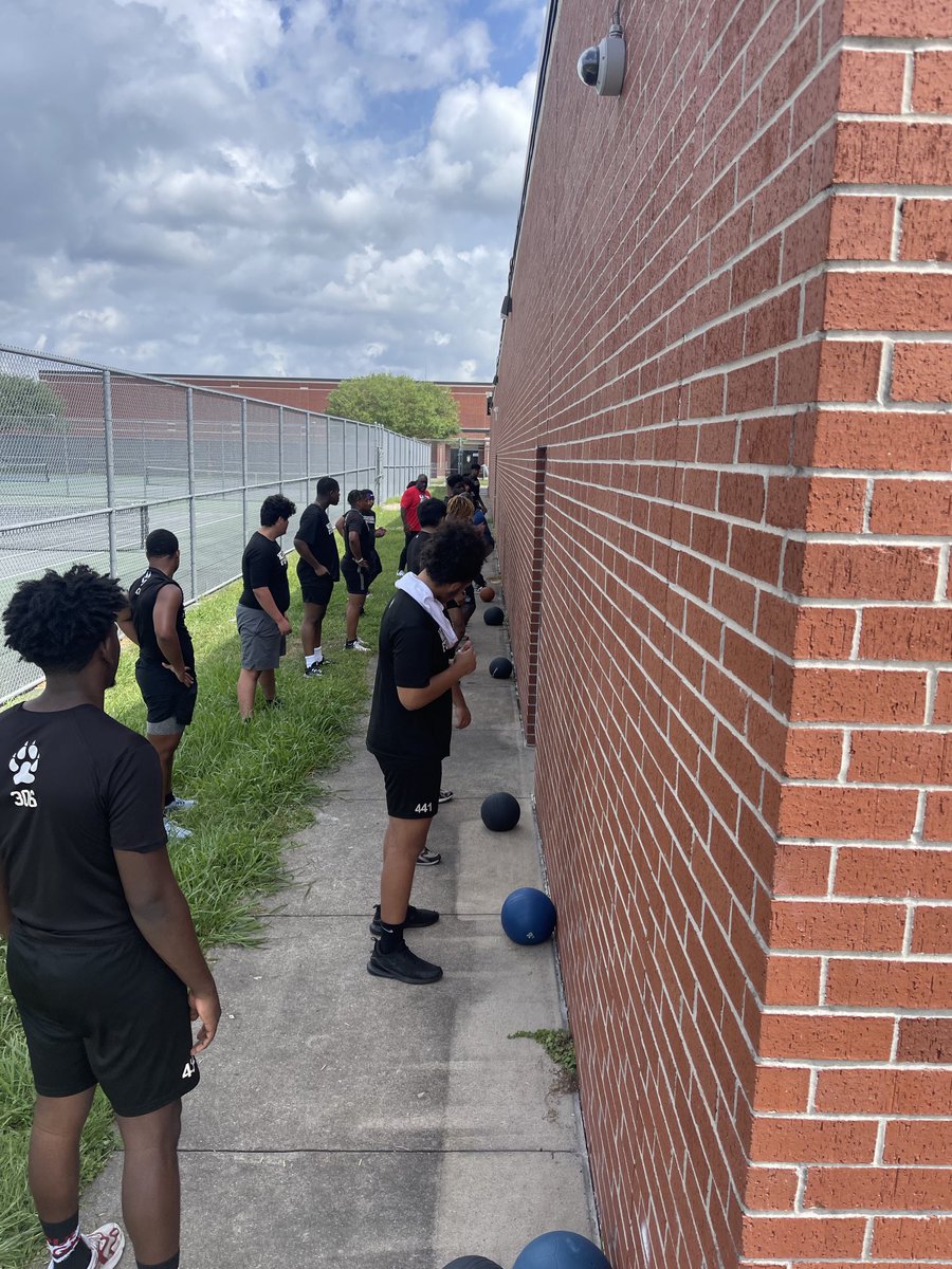 jomaul66's tweet photo. Be creative ✅Don’t talk about what you don’t have‼️ Figure out what you do have &amp; MAKE IT WORK✅ ⁦@coach_jbaxter⁩ teaching the Bigs &amp; Backs how to get a FIT‼️ #DevelopYourAthletes #CoachingIsTeaching #DubsUp #ChasingConsistency #14201 ⁦@WestsideFB_HISD⁩ https://t.co/K0gppXore5