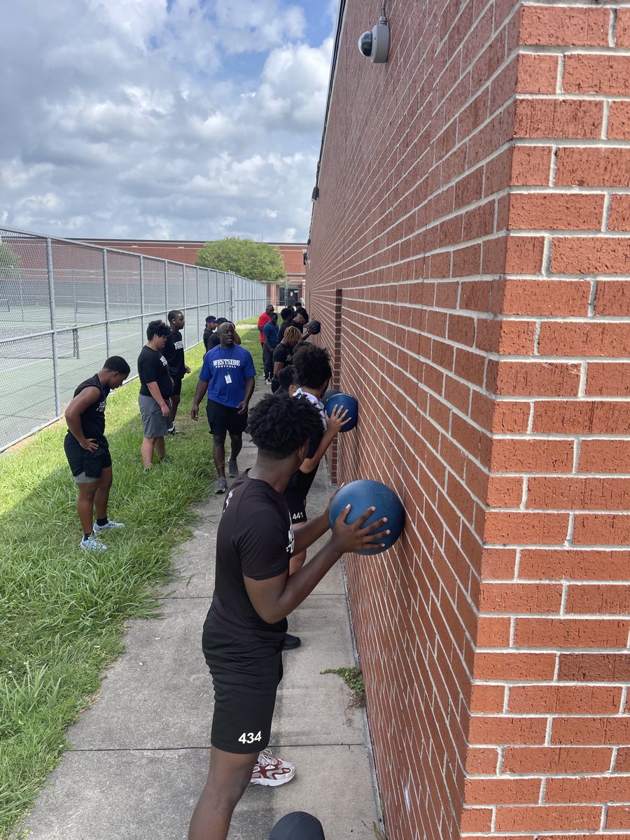 jomaul66's tweet photo. Be creative ✅Don’t talk about what you don’t have‼️ Figure out what you do have &amp; MAKE IT WORK✅ ⁦@coach_jbaxter⁩ teaching the Bigs &amp; Backs how to get a FIT‼️ #DevelopYourAthletes #CoachingIsTeaching #DubsUp #ChasingConsistency #14201 ⁦@WestsideFB_HISD⁩ https://t.co/K0gppXore5