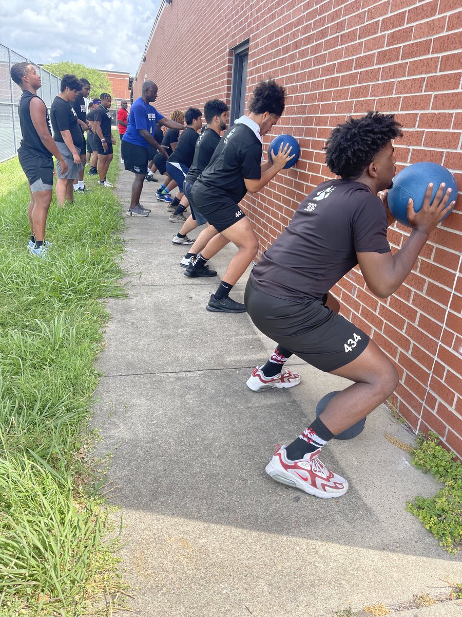 jomaul66's tweet photo. Be creative ✅Don’t talk about what you don’t have‼️ Figure out what you do have &amp; MAKE IT WORK✅ ⁦@coach_jbaxter⁩ teaching the Bigs &amp; Backs how to get a FIT‼️ #DevelopYourAthletes #CoachingIsTeaching #DubsUp #ChasingConsistency #14201 ⁦@WestsideFB_HISD⁩ https://t.co/K0gppXore5