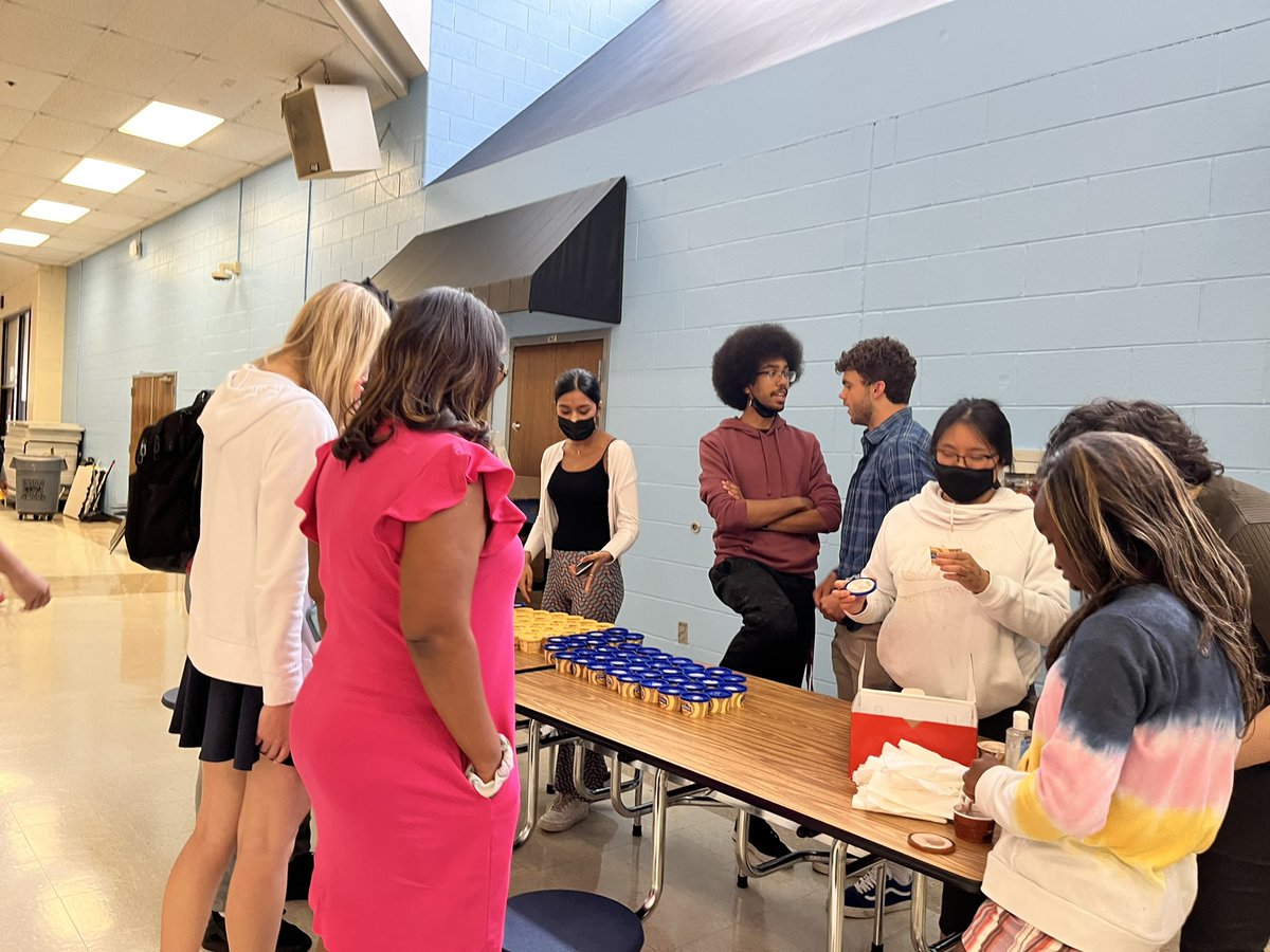 MrsWarrenCVHS's tweet photo. ROAR Quarter 3 Celebration &amp; Recognitions for showing Respect, Ownership, Achievement, and Responsibility. 💙🖤 https://t.co/6j63x78sWU https://t.co/ELJ8ziQxaT