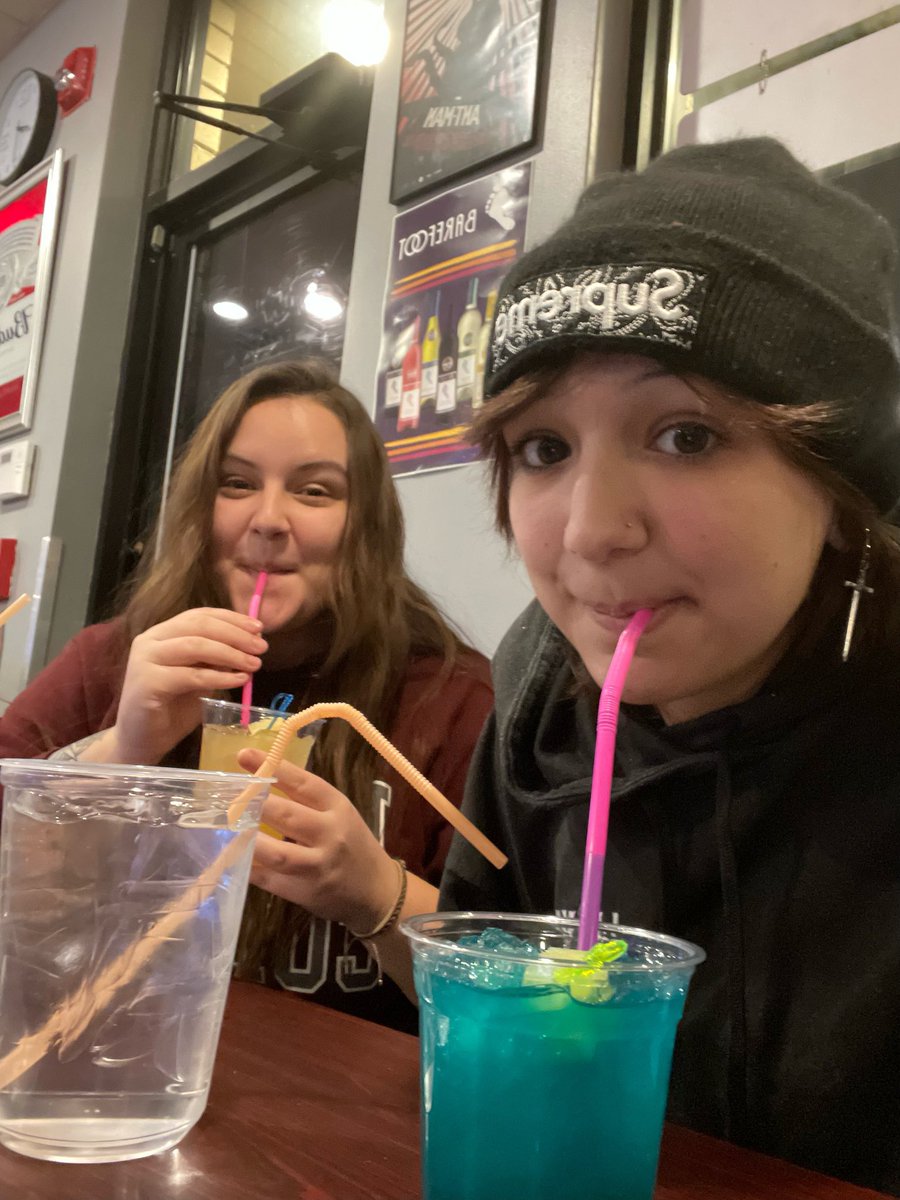 daniellevflores's tweet photo. happy 25th bday @lyssflowerz 🥳thanks for being the coolest sister 💛 https://t.co/CwcwGsKGhB