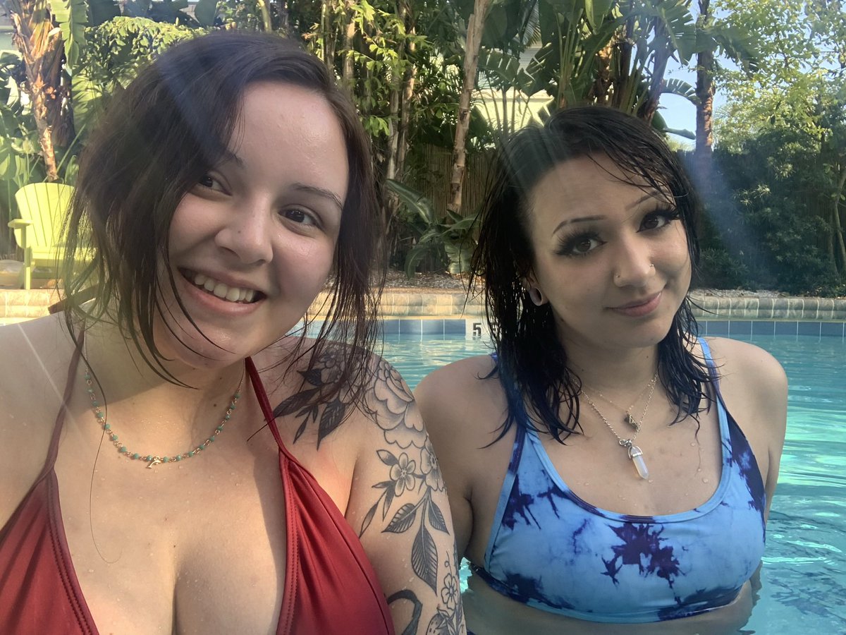 daniellevflores's tweet photo. happy 25th bday @lyssflowerz 🥳thanks for being the coolest sister 💛 https://t.co/CwcwGsKGhB