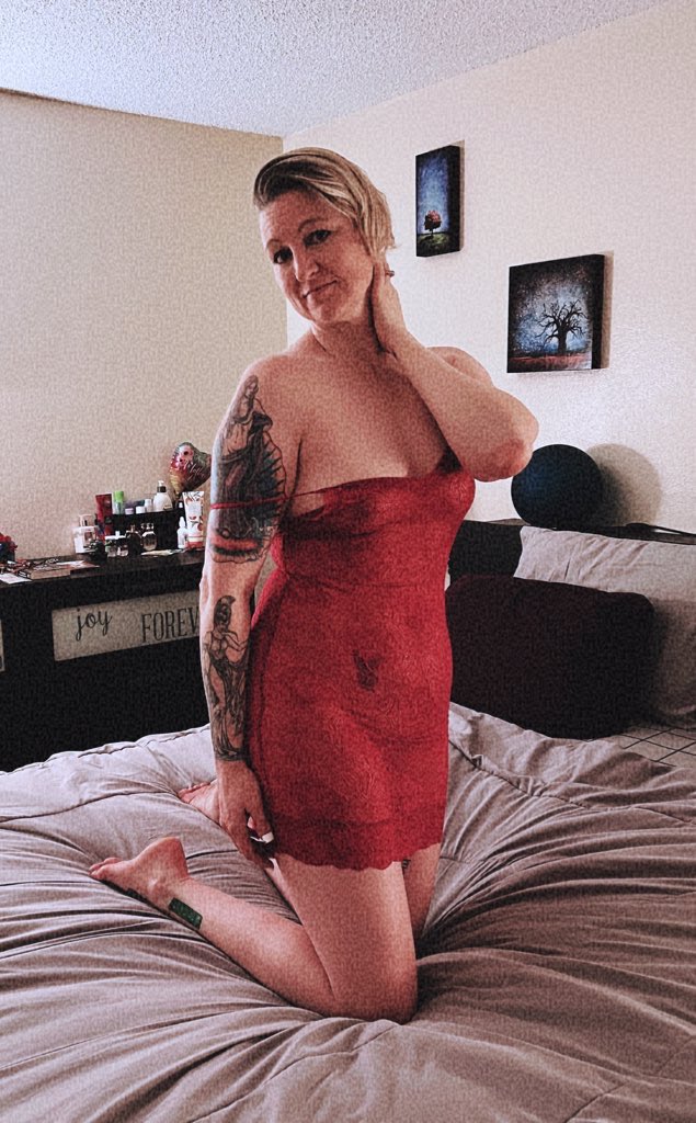 Happy #MILFMonday !!🔥 If this is how I rock a Monday, imagine how I rock the weekend!! 😉🤭 #Milf #tattooedmilf #hotwife #vixen #horny #sexy #lingerie #nipslip #boudoirphoto https://t.co/rLiisjN5af