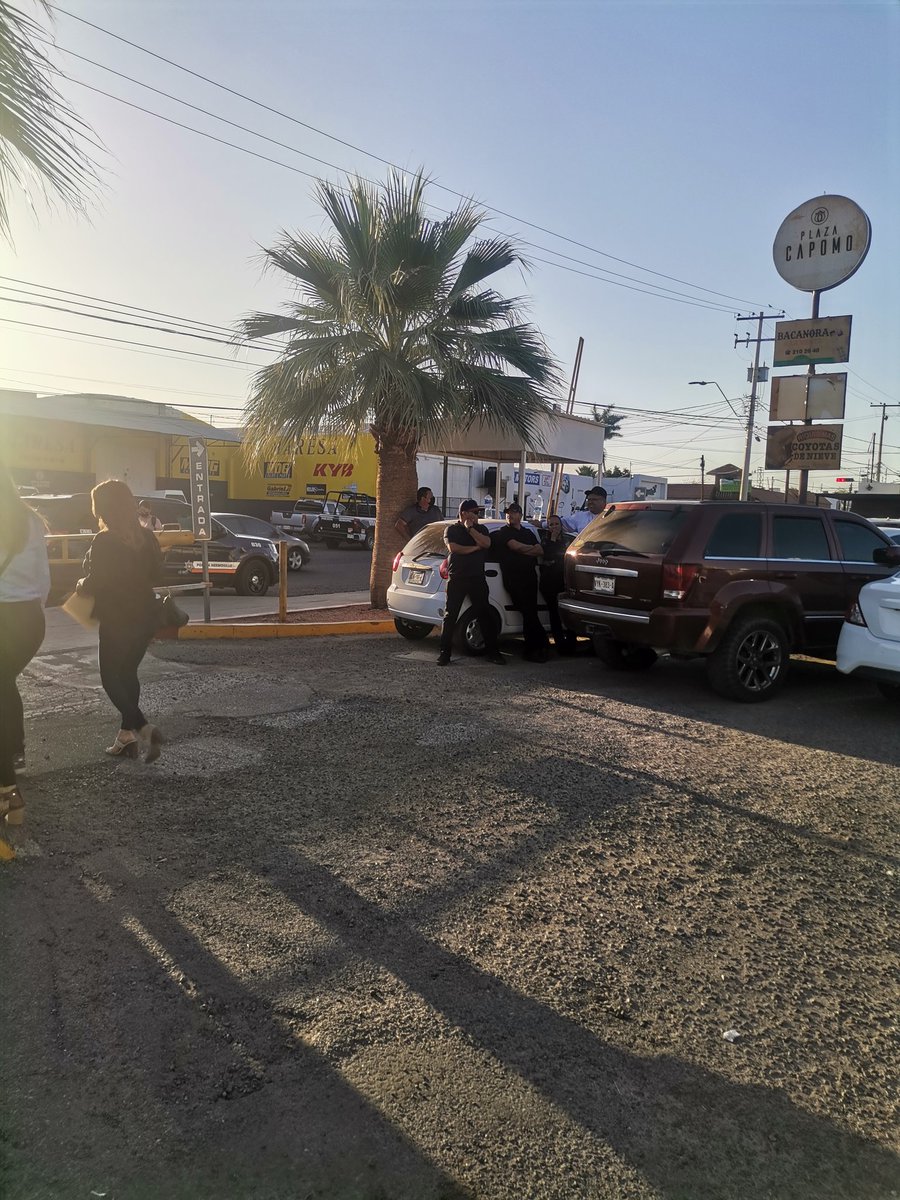 kunfupanda2's tweet photo. Más de 50 policías tienen encapsulados a jubiladxs en tesoreria del Ayuntamiento de Veracruz y Yañez #Represion https://t.co/vHBTeXjBFE