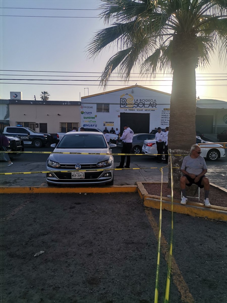 kunfupanda2's tweet photo. Más de 50 policías tienen encapsulados a jubiladxs en tesoreria del Ayuntamiento de Veracruz y Yañez #Represion https://t.co/vHBTeXjBFE