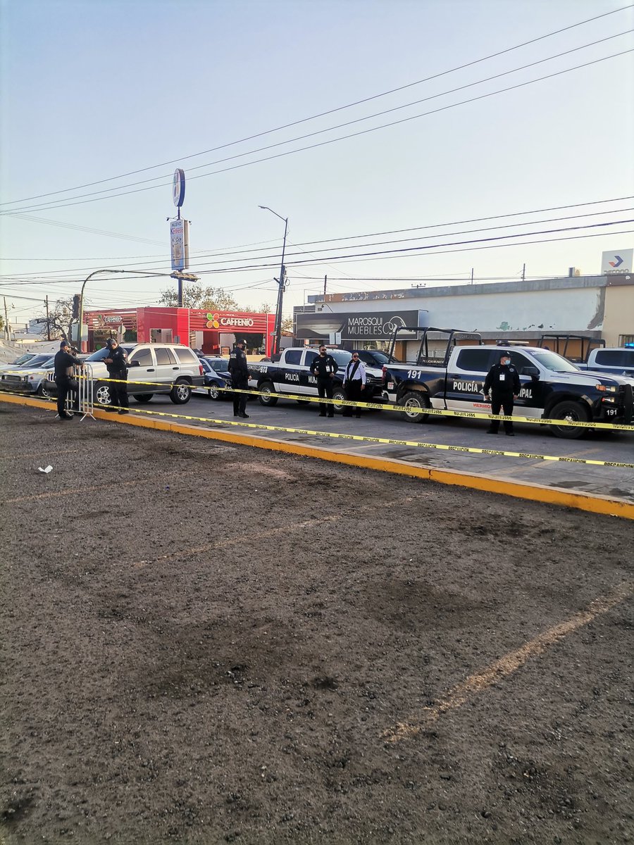 kunfupanda2's tweet photo. Más de 50 policías tienen encapsulados a jubiladxs en tesoreria del Ayuntamiento de Veracruz y Yañez #Represion https://t.co/vHBTeXjBFE