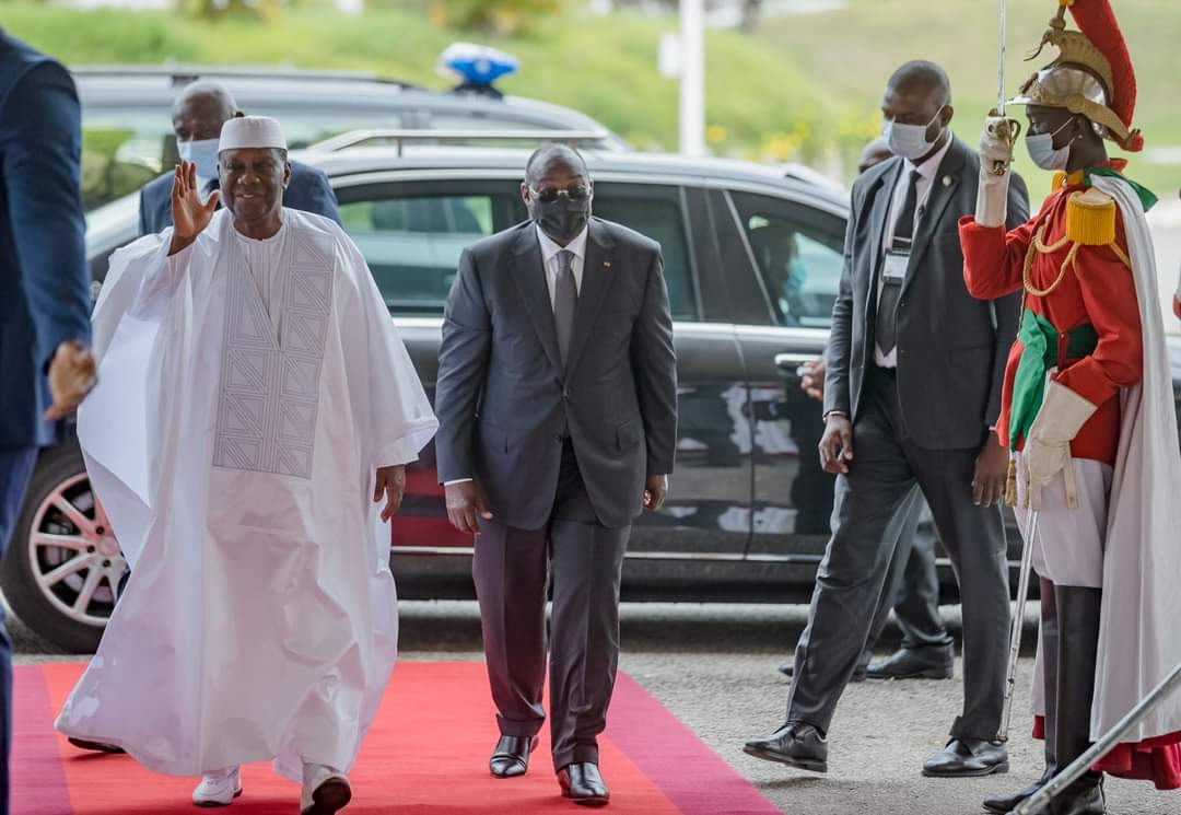 RassemblementT's tweet photo. Le Président de la République, S.E.M. Alassane Ouattara, a quitté #Abidjan, le lundi 25 avril 2022, pour un séjour au Royaume d'Arabie Saoudite. https://t.co/6jB9T8sWvb