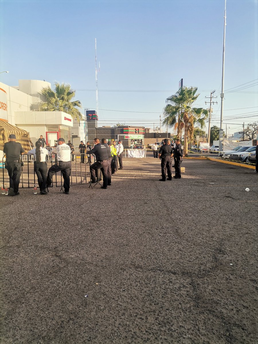 kunfupanda2's tweet photo. Más de 50 policías tienen encapsulados a jubiladxs en tesoreria del Ayuntamiento de Veracruz y Yañez #Represion https://t.co/vHBTeXjBFE
