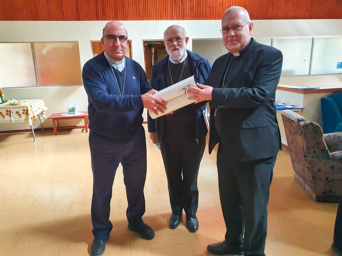Monseñor Fernando Chomali recibe Bulas Papales de manos del Nuncio Apostólico, Monseñor Alberto Ortega. Acompaña este momento el presidente de la Conferencia Episcopal de Chile, Cardenal Celestino Aós, Arzobispo de Santiago 🙏 #Noticias #Chile #Catolicos