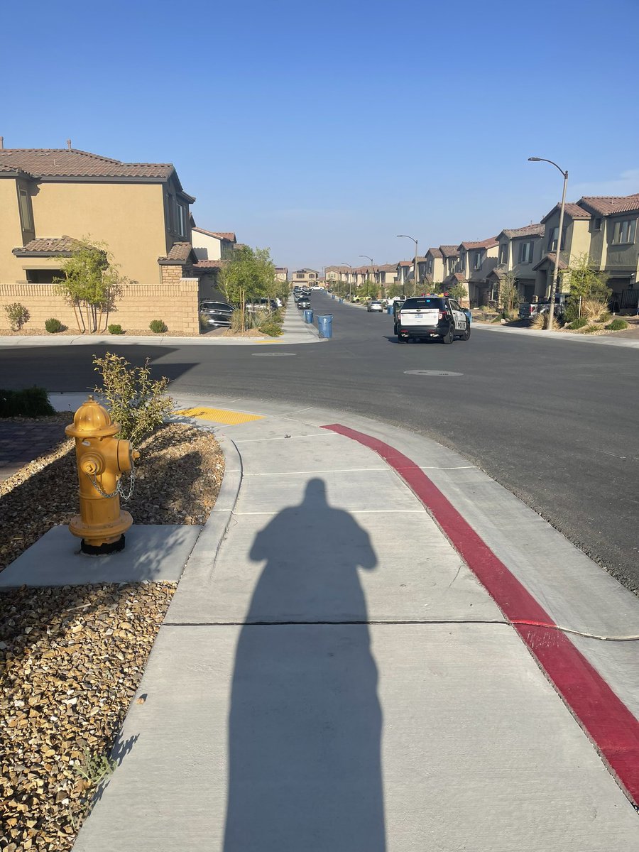 JeffBrewer0079's tweet image. Police shutdown street in woodlands community in Skye Canyon today #8now it seems it might be a barricaded suspect.