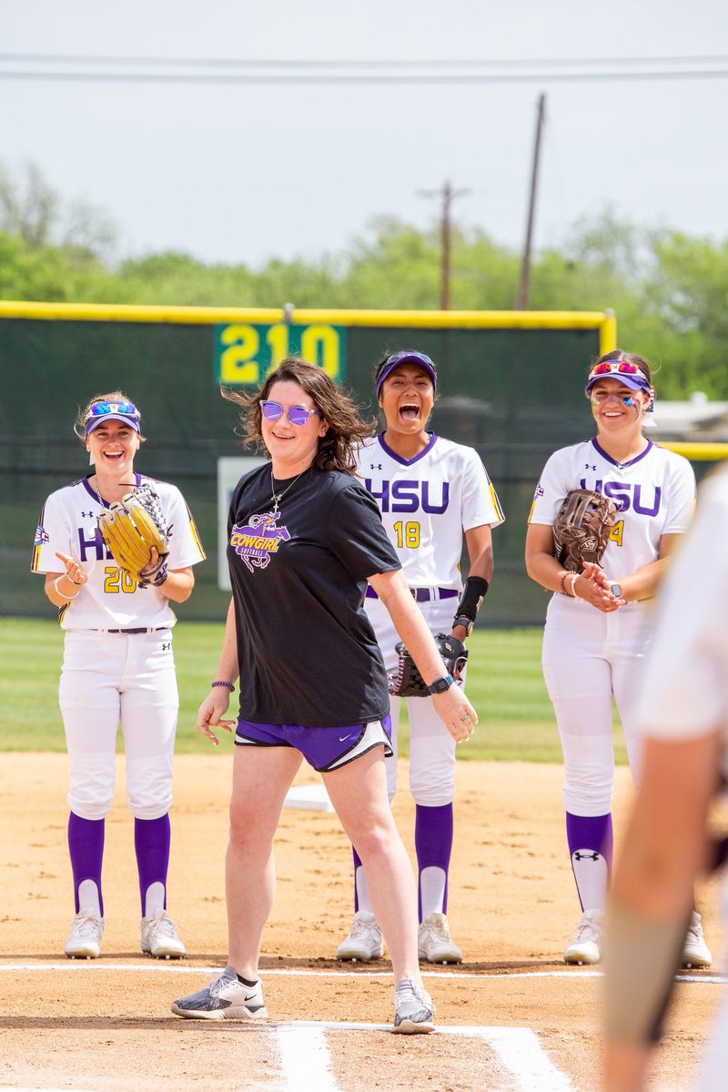 cowgirlsoftball's tweet photo. On senior day Kenzee Hessert threw out the first pitch to Karis Hessert 👯‍♀️ https://t.co/I21Vej1BEM