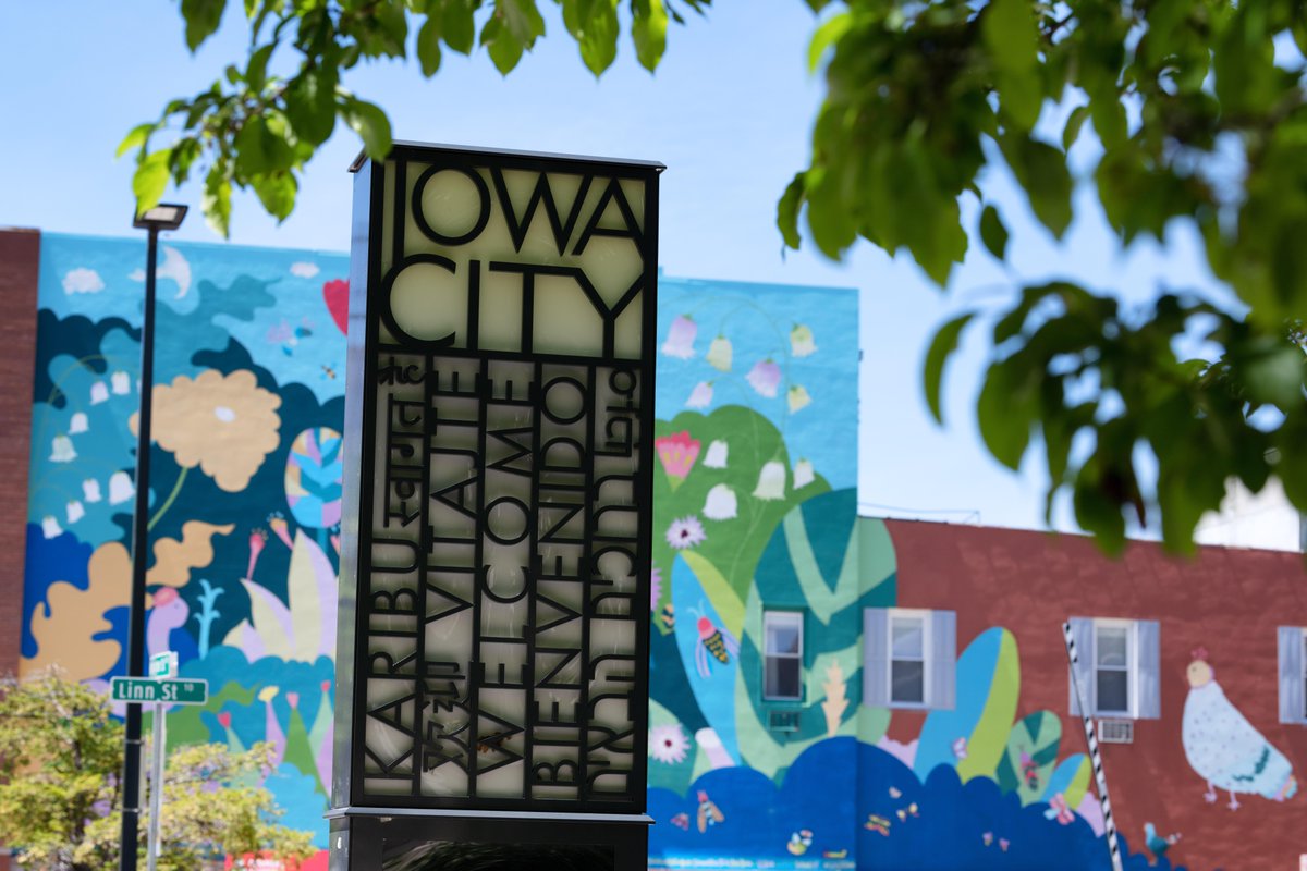 uiowa's tweet photo. Never was there ever a campus so pretty. 🎶💛🖤 https://t.co/pOZHcDbOwj