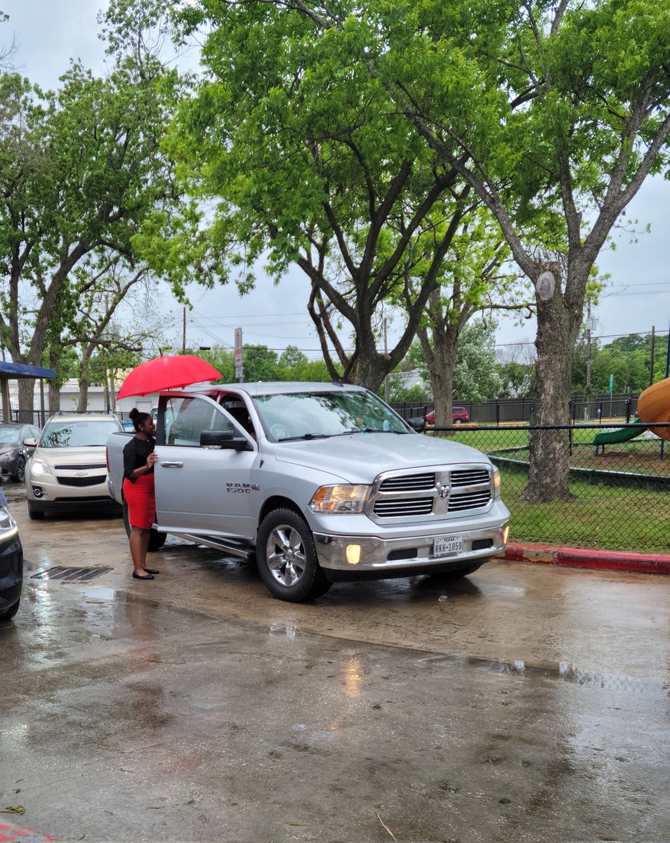BetsyRossElem's tweet photo. Even in the pouring rain, @RossWraparound is still making sure our scholars are dismissed safely, all while keeping a smile on her face! @HISD_Wraparound @TeamHISD @AhmeshaG #WraparoundAppreciationWeek https://t.co/z70IjfbgjP