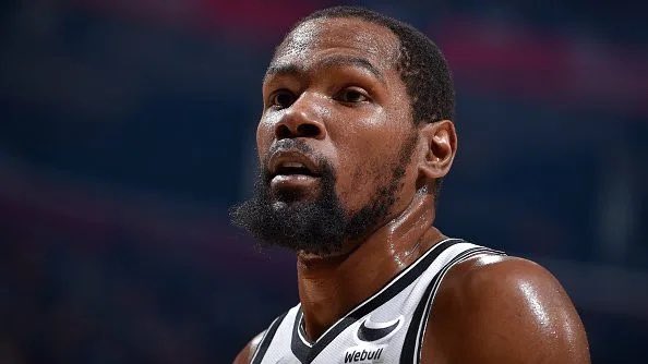 DrGuru_'s tweet photo. Things Kevin Durant dealt with this season:

- Kyrie being part-time 
- Sprained MCL
- Harden quitting on team
- Ben Simmons quitting on team 
- Steve Nash

All this just 2 years after suffering the worst injury in sports… https://t.co/lKz8p57zTC