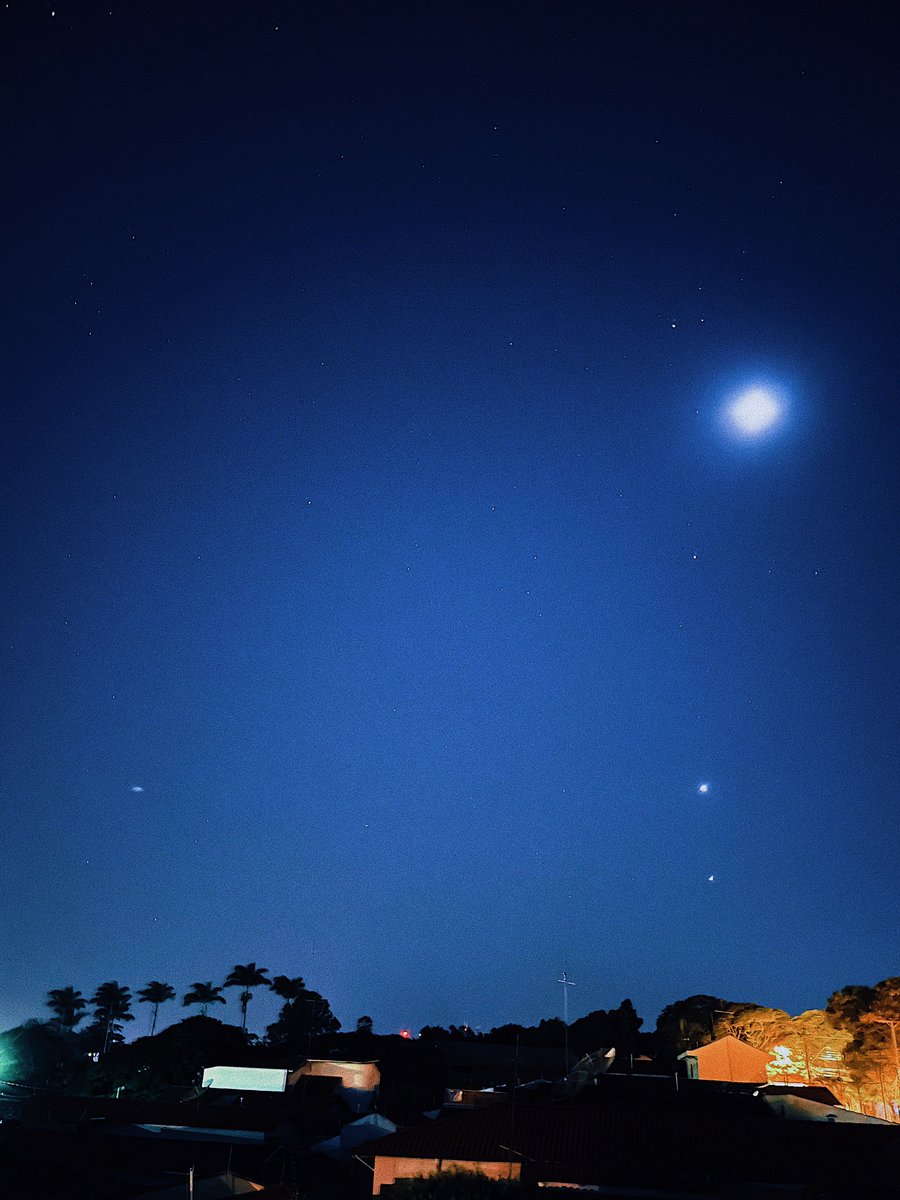 felippee's tweet photo. Se vocês observarem o céu esses dias, vão ver Júpiter, Vênus, Marte e Saturno alinhados. E a lua próxima.

Na foto sai ruim. Mas está chamando bastante atenção pela noite. Brilhando demais.

Fica a dica aí. De nada. https://t.co/ePhqUPEdiN