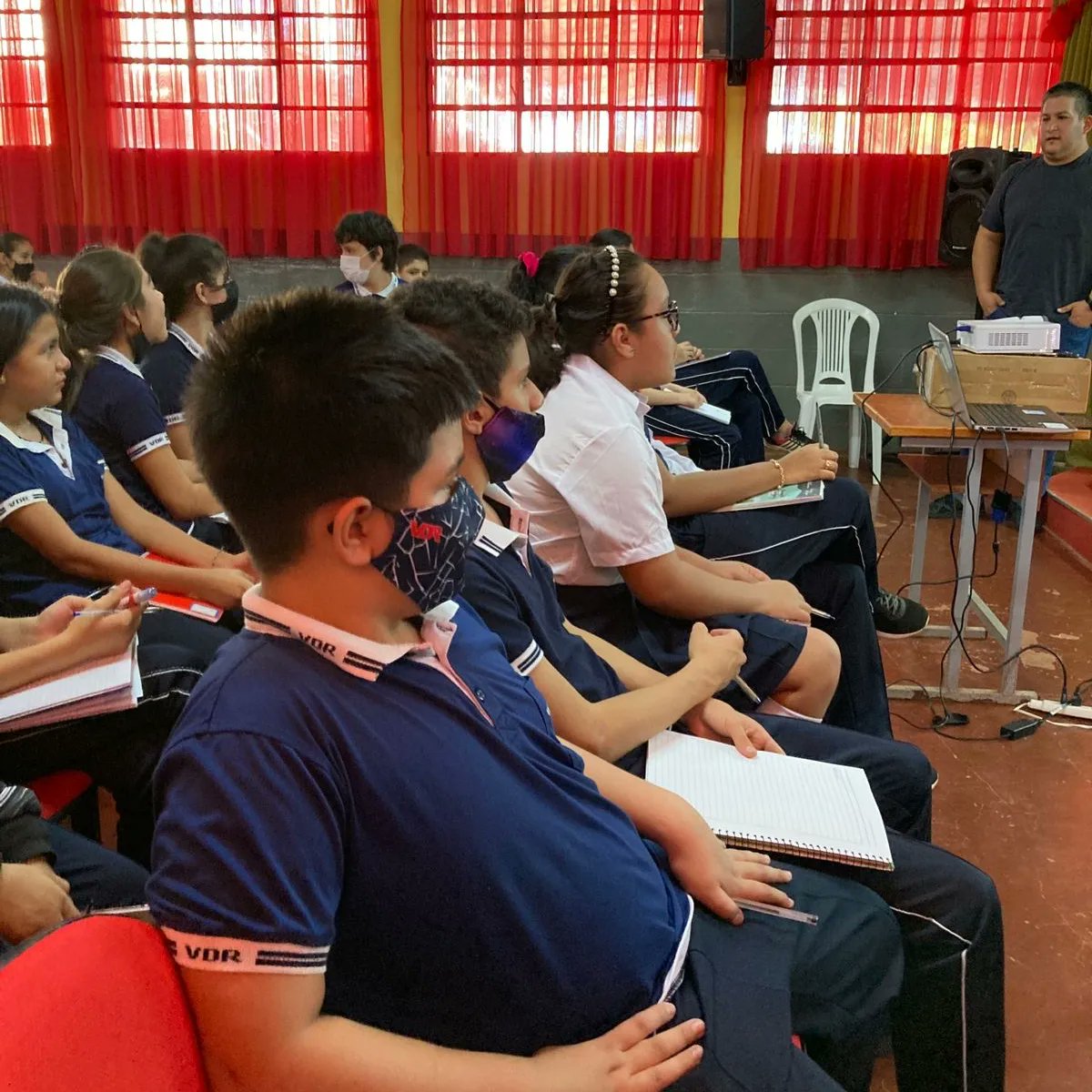 redescoolpy's tweet photo. Primera Charla de esta tarde, con los alumnos del 7mo C y D de la Escuela Virgen del Rosario (Área 6 - Hernandarias)
.
.
#Charlas #Redescool #escuelas #valores https://t.co/BPiTaCTVle