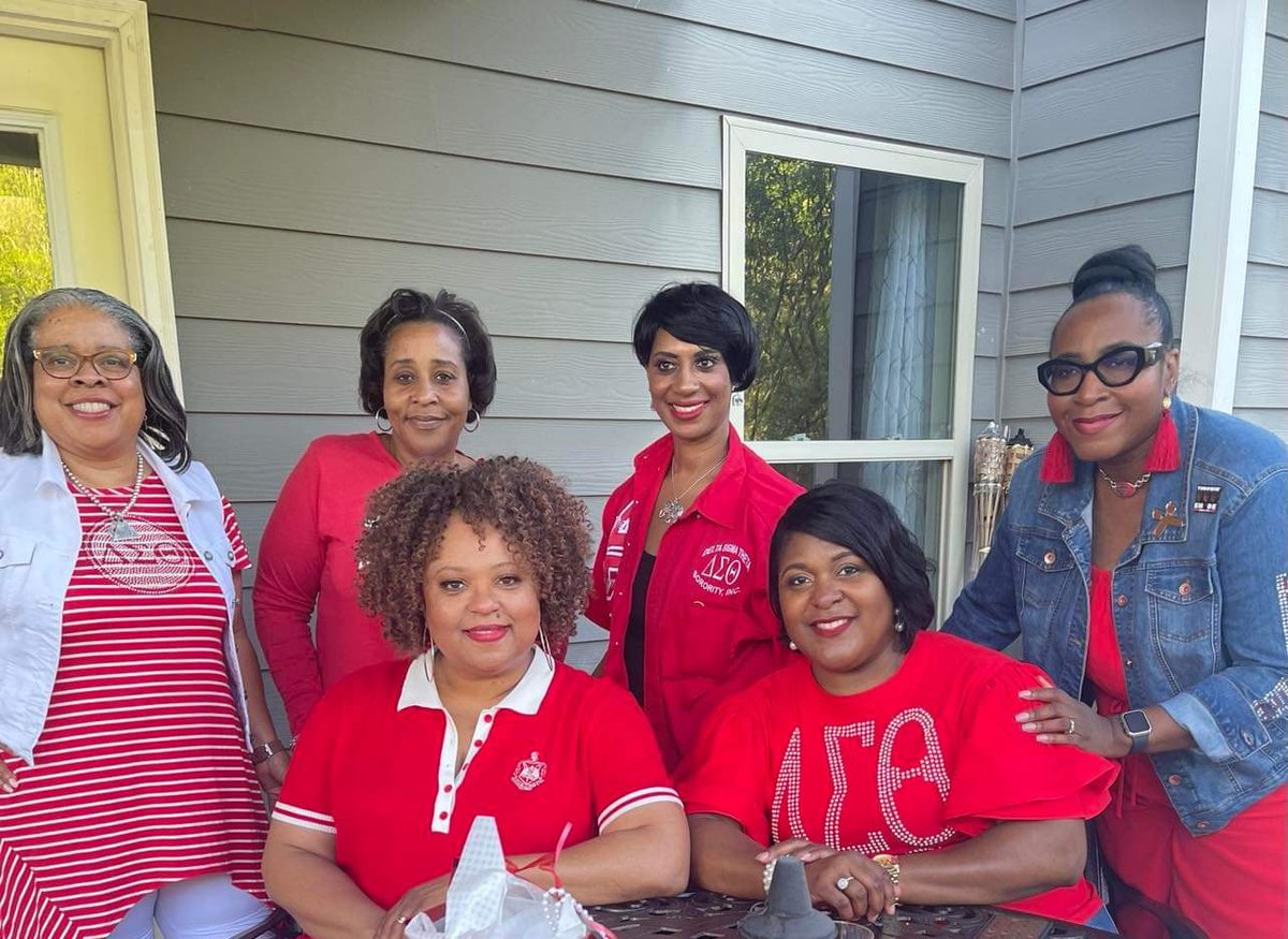 ToyaHaskins's tweet image. 39 Acres turned 23! Oh to be a Delta Girl! ❤️🔺️🤍 #AOML #Spr99 #DST1913
