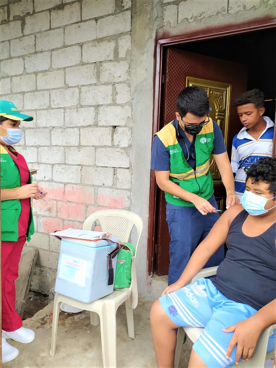 DPS_LosRios's tweet photo. #Jujan | Brigada médica y de vacunación del Centro de Salud Libertad de Ñauza, realizó intervención en el sector Vargas Torres. El personal inmunizó con los biológicos contra la COVID-19 e Influenza, a los habitantes de este sector rural del cantón. 

#VacunadosEstamosSeguros https://t.co/3bs2tz3RpI