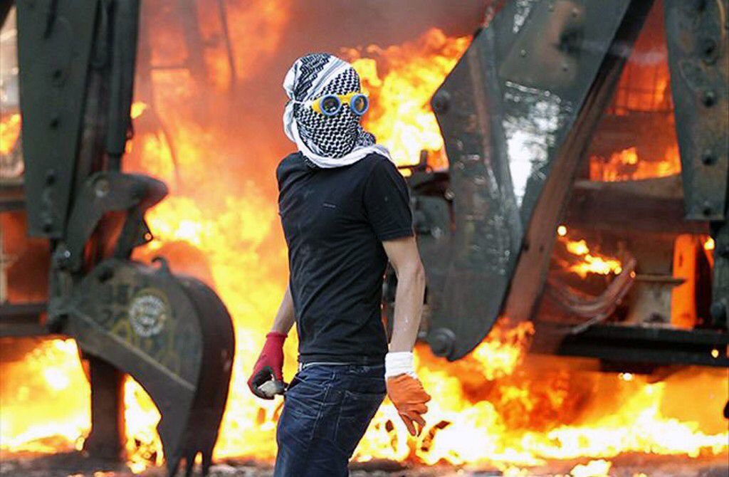 Terörizmin ve vandallığın güven ve huzur ortamını baltaladığı, demokratik yollardan milli iradenin seçtiği hükümetin devrilmek istendiği, milli serveti milyarlarca dolar sabote eden GEZİ İHANETTİR.