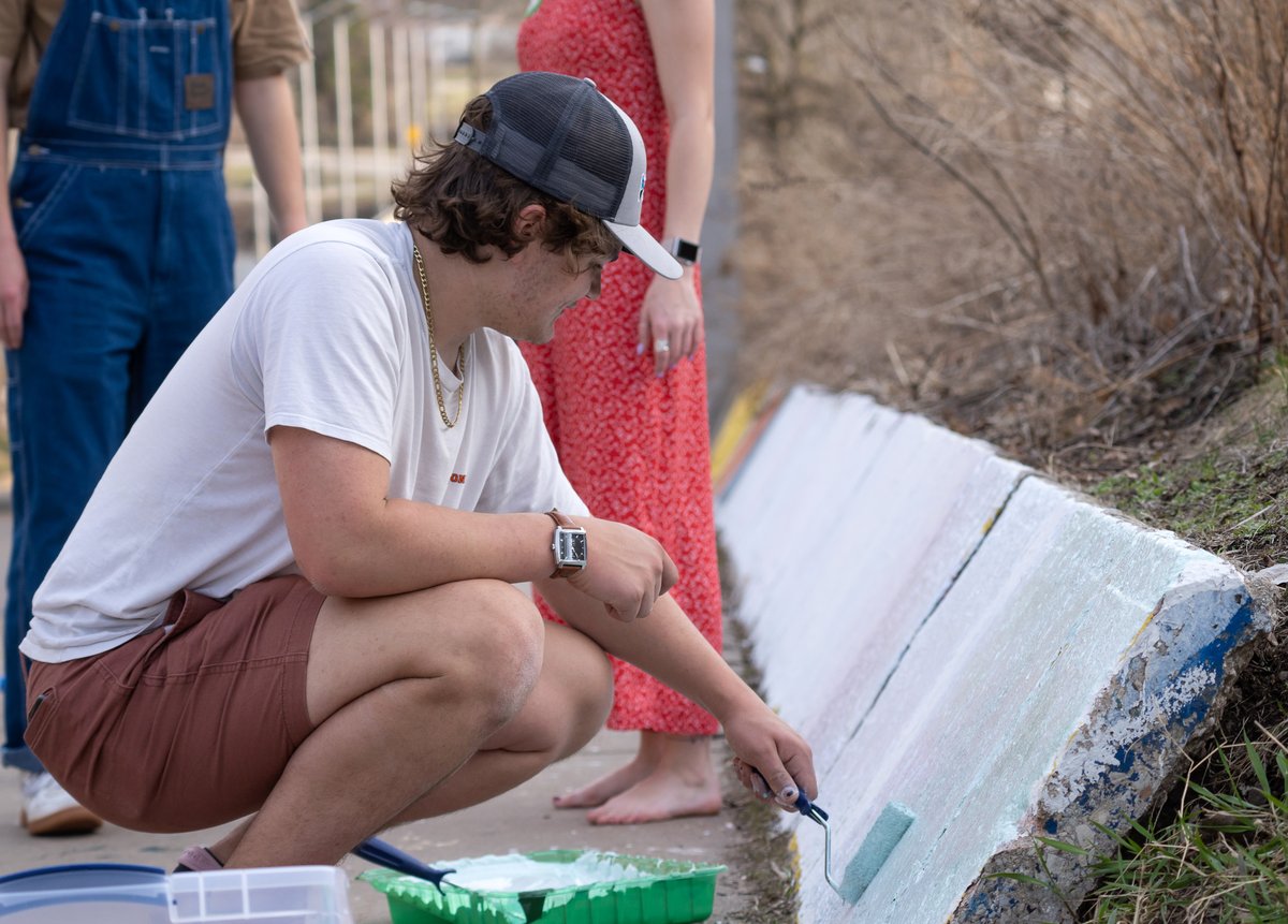 LawrenceUni's tweet photo. Earth Week continued through the weekend at Lawrence. Students joined physics professor Megan Pickett for a night of stargazing outside of Briggs Hall, painted the Lawe Street wall in honor of Earth Day, kayaked on the Fox River, and celebrated at Earth Fest on Main Hall Green. https://t.co/Fz2NZT8Itb