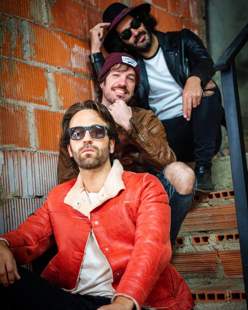 ReciclajOficial's tweet photo. ¡Gente guapa!
Vaya inicio de gira tan increíble!! En nada nuevas fechas🔥
#reciclajeoficial #magicotour #castellon #madrid #cuenca #valencia #nochesmagicas #reencuentros #rockandroll #asidagustosalir #musicaendirecto #conciertazos #arrancamos #eldiscoqueosmereceis https://t.co/dIaNkG9gFq