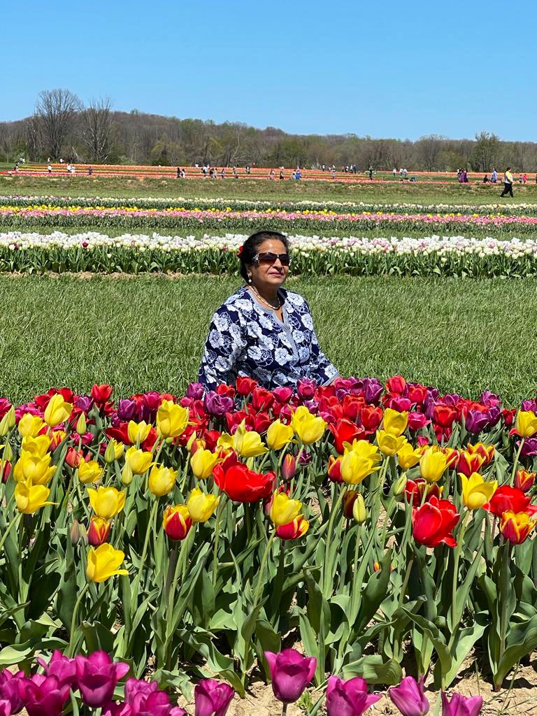 Can we just take a moment to appreciate and look at how adorable and in her IG element my mummy is in these pics from her visit to the Tulip farm? 

#HollandRidgeFarms