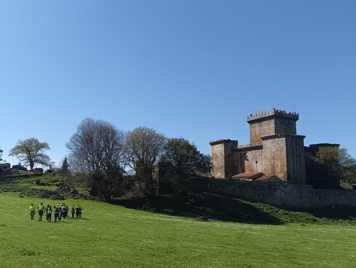 scoutilex's tweet photo. Neste último #CampamentoScout a nosa Esculta estivo de ruta coñecendo o patrimonio histórico, xogando ao jugger e tamén tivo ocasión de asinar a súa carta de Unidade. Moi completo! #SonScout #SoyScout https://t.co/umyPxCn3e9