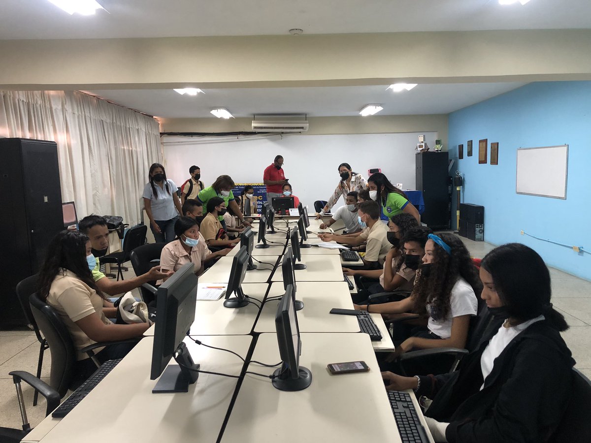 Merceangelac's tweet photo. Gran lanzamiento de la Opsu para nuestro Estudiante de 5Año del Liceo Cajigal https://t.co/GHhN8Wl1dM