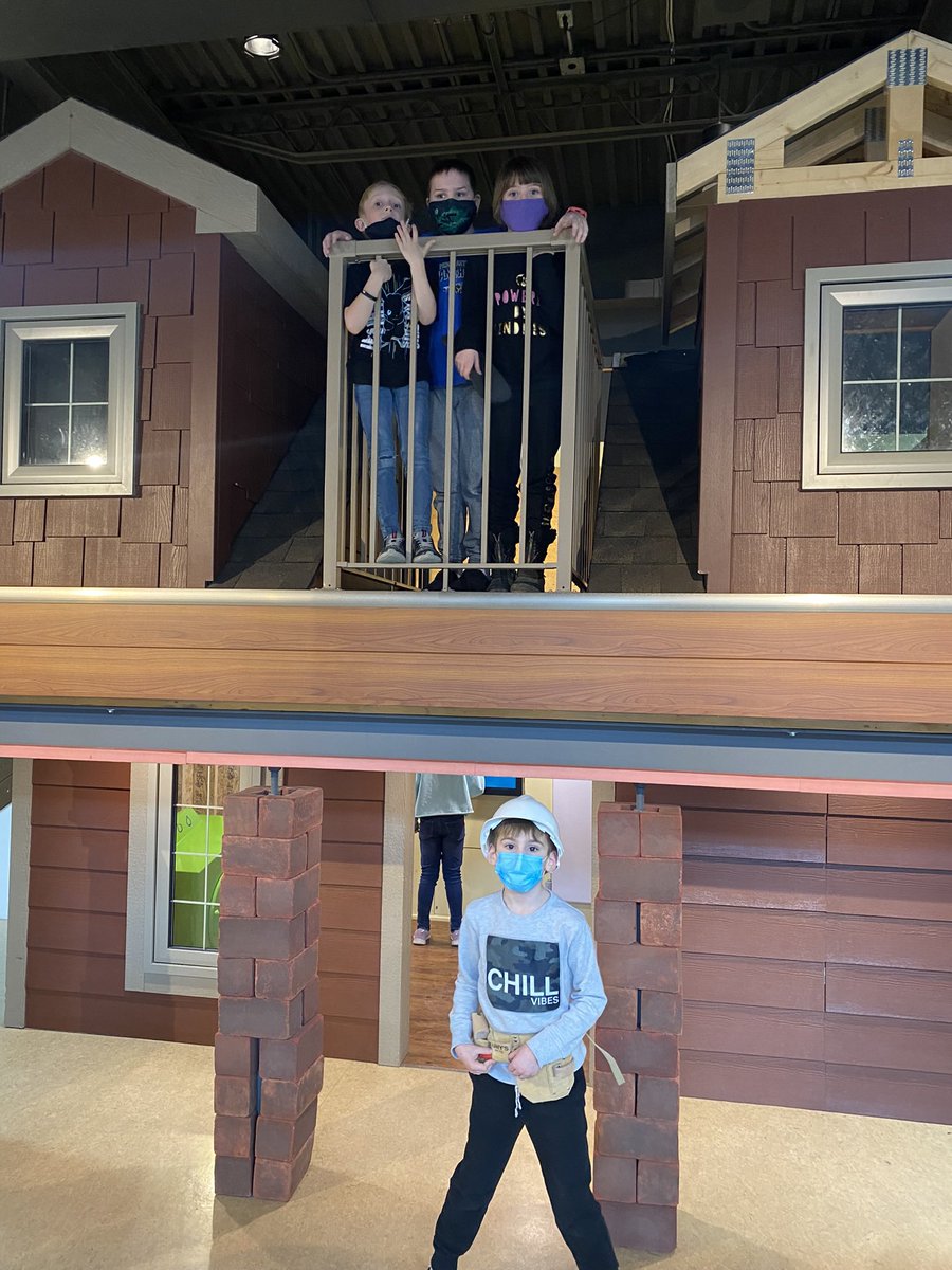PrinceArthurMJ's tweet photo. Grade 2/3 and 3/4 went to the Science Centre in Regina! What an amazing trip. 🧪 🧲 #marcotte #hellings #berg #closs #learningtogether #pssd https://t.co/myzrwdtbh9