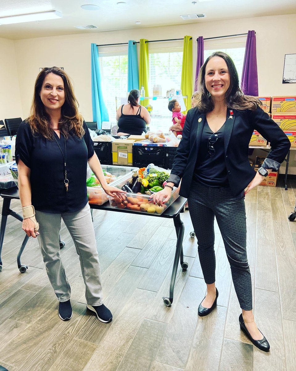jcplpOU's tweet photo. This afternoon our associates spent some time at @FoodShelter Inc. assisting Associate Director of the Share Center, Christy Blair. They put together food boxes, snack packs, freezer boxes, and helped customers shop for their own goods. #JCPLP #philanthropy https://t.co/bhhscO0ziy