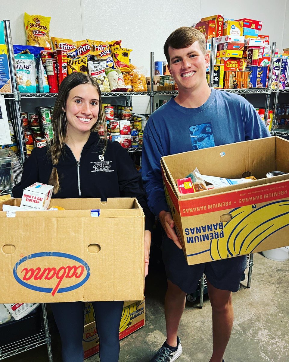 jcplpOU's tweet photo. This afternoon our associates spent some time at @FoodShelter Inc. assisting Associate Director of the Share Center, Christy Blair. They put together food boxes, snack packs, freezer boxes, and helped customers shop for their own goods. #JCPLP #philanthropy https://t.co/bhhscO0ziy