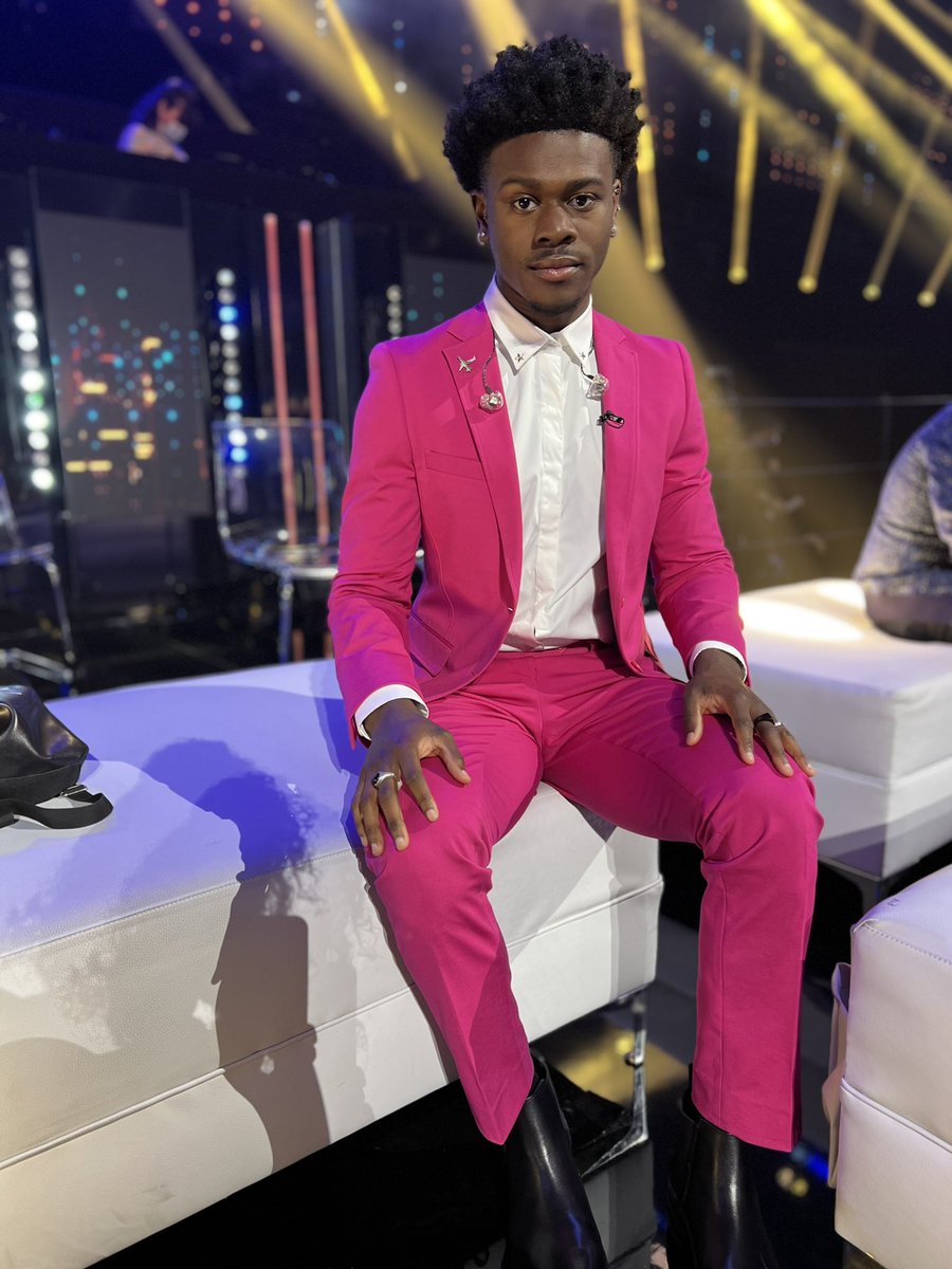 LIVE VOTING TONIGHT YALL! STARTS 5 PT/ 8 ET STARTS AT THE BEGINNING OF THE SHOW AND ENDS AT THE LAST COMMERCIAL OF THE SHOW! LOVE YALL SO MUCH. TEXT 1 to 21523, Americanidol.com/vote, and download the American idol app and get your 30 votes in! LOVE YALL