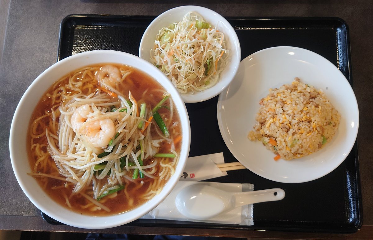 ザ・昨日のランチ🙂🍜🥗🍚 エビもやしラーメン+α🍜 ホテルのレストランに ひっそり、こっそり参上🏢 🍦お土産も買いました🙂🙂🙂 濃厚。また、あらためて🙇