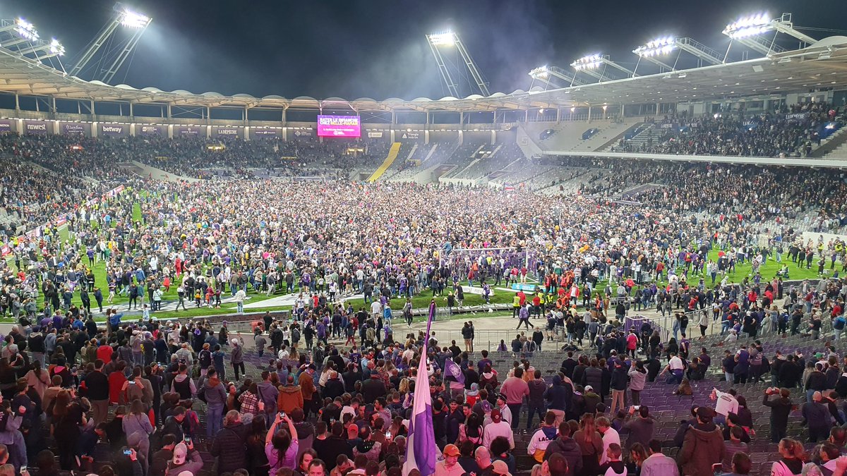 AtcJu's tweet photo. Merci de ne pas... oh wait...
On est en Ligue 1 !!!
#TFCCNFC #Ligue1 #ToujoursDebout #OnRevient https://t.co/muiB0f9xAW