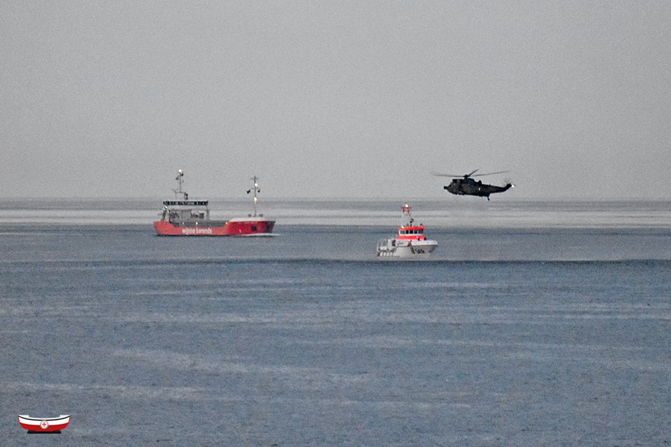 Seenotretter's tweet photo. #Seenotretter-Gutenachtgruß 👋😴 heute von der #KielerFörde: #Seenotrettungskreuzer #BERLIN/#DGzRS-Station #Laboe bei #WinchEx/#Windentraining mit einem #SeaKing-#Hubschrauber 🚁 der @deutschemarine-#Marineflieger. #SARfamily 🤝 #TeamSeenotretter @CdrDeuNavalAir https://t.co/CLe2zl8HSc