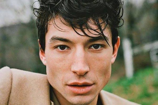 CURIOSIDADE: No Havaí é estatisticamente mais provável que você sofra um ataque de Ezra Miller que um ataque de tubarão.