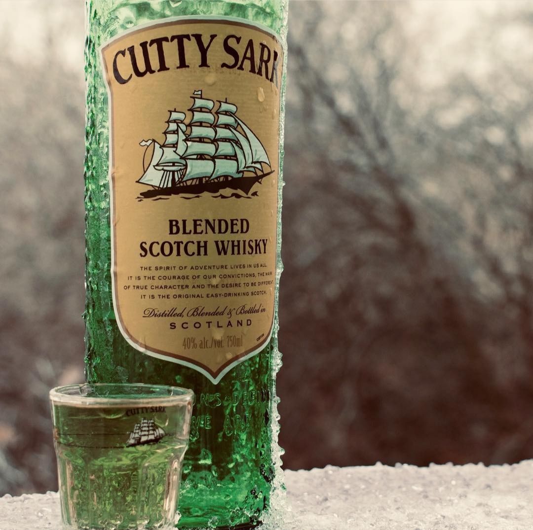 AlimentosFusari's tweet photo. Este whisky se cría en barricas de roble americano que dan al producto sabores más sutiles y complejos. Una vez madurado, las maltas se mezclan entre si y con los  whiskies de grano. Este proceso confiere a Cutty Sark su característico color, sabor, armonía.
#whisky https://t.co/pgeLmrupFG