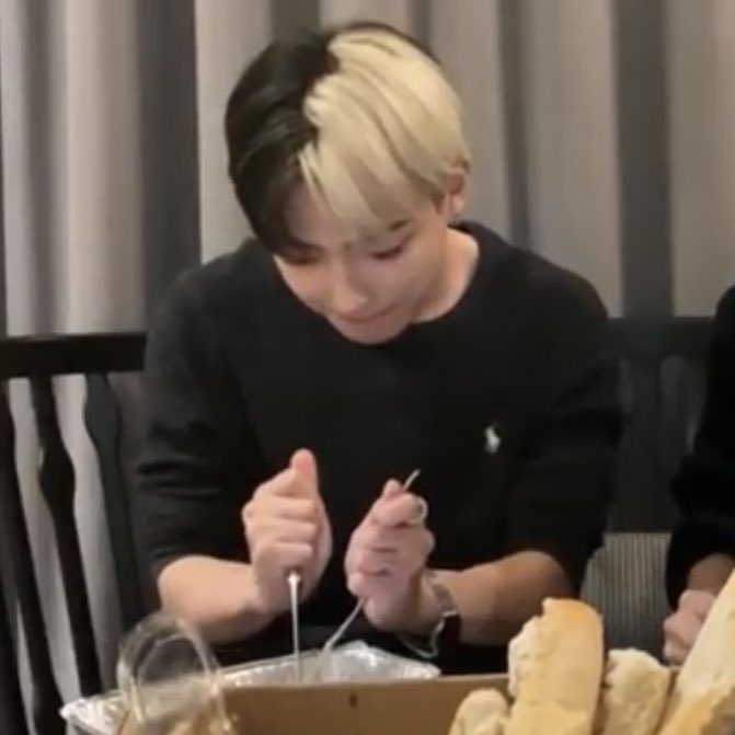 sankaissed's tweet photo. the way seongjoong cuts their steak differently 😭 https://t.co/zoaNcTWgNZ
