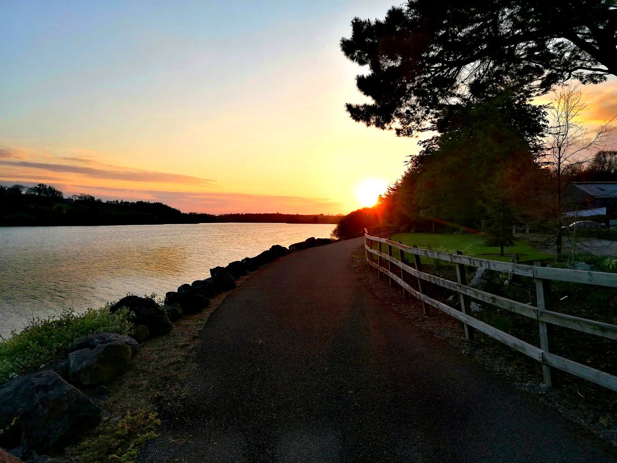 OlgaOSullivan's tweet photo. Local gems #sunset @IrelandWalking https://t.co/nktmmHCQ8o
