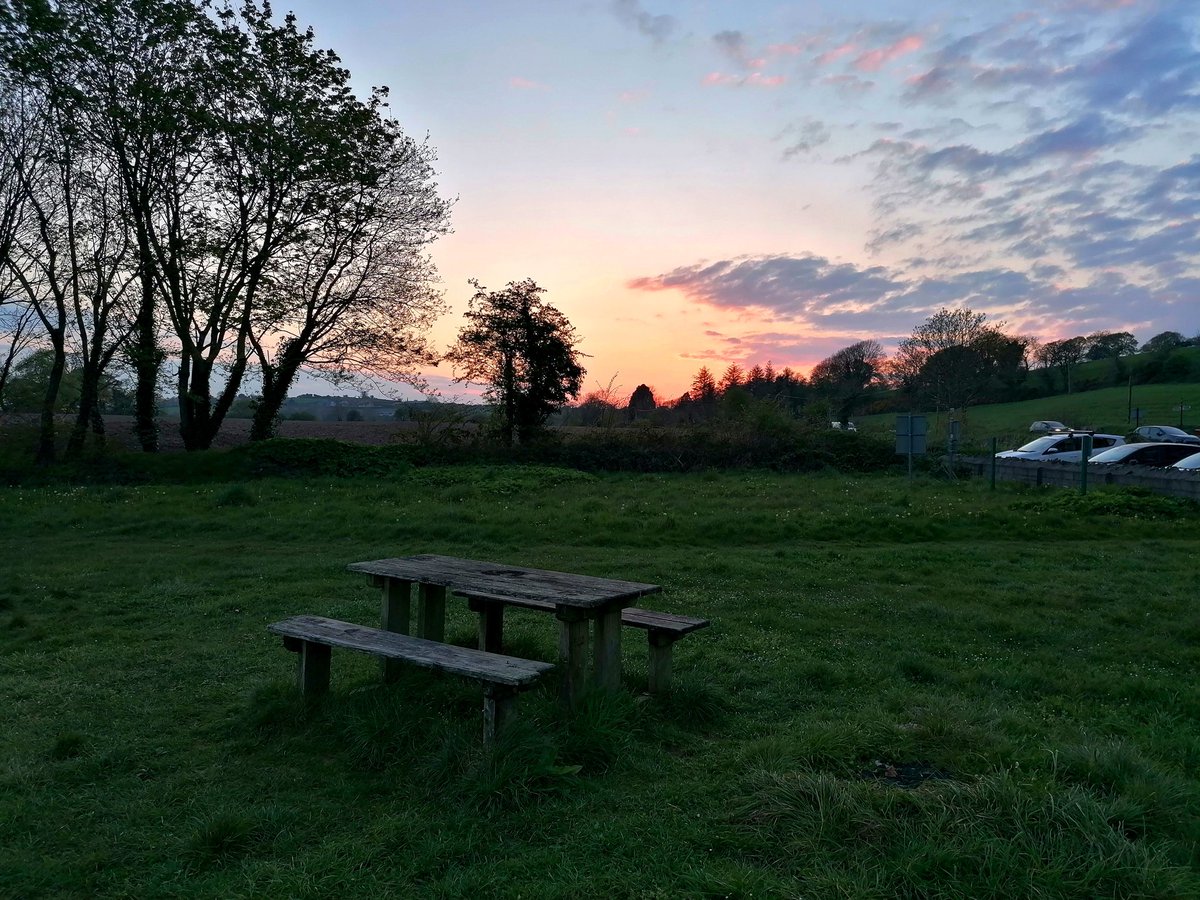 OlgaOSullivan's tweet photo. Local gems #sunset @IrelandWalking https://t.co/nktmmHCQ8o